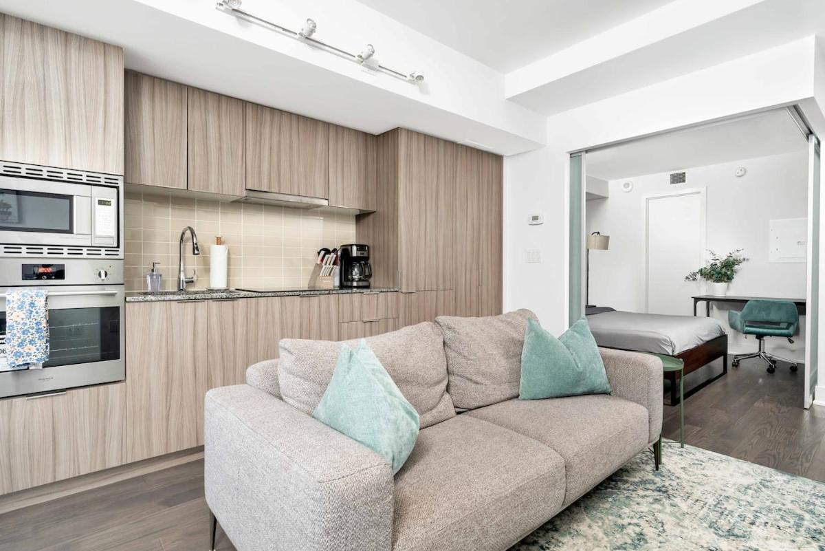 Spacious and Central 1BR in Heart of Downtown