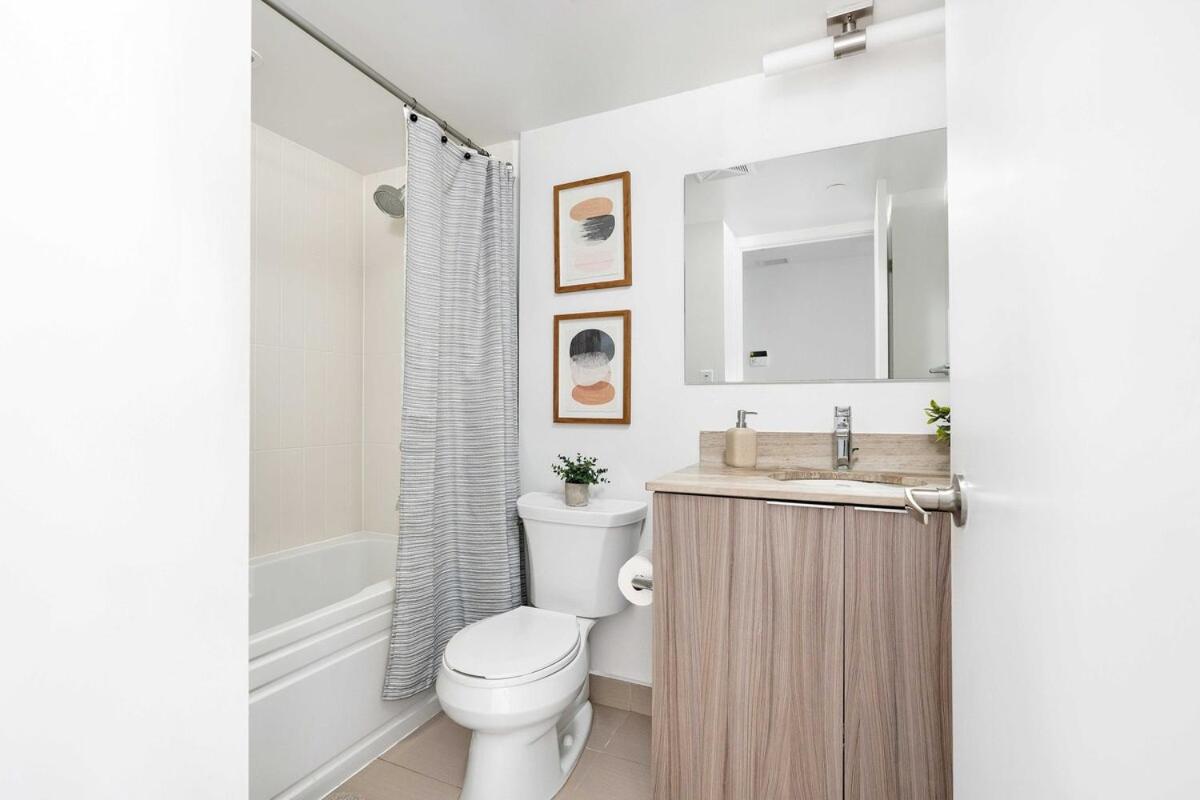 Spacious and Central 1BR in Heart of Downtown