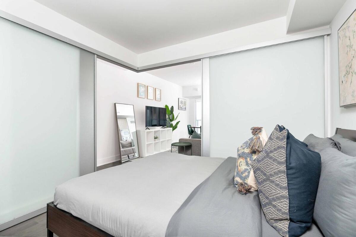 Spacious and Central 1BR in Heart of Downtown