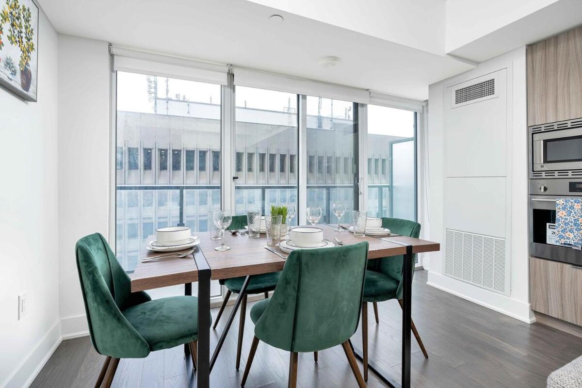 Spacious and Central 1BR in Heart of Downtown