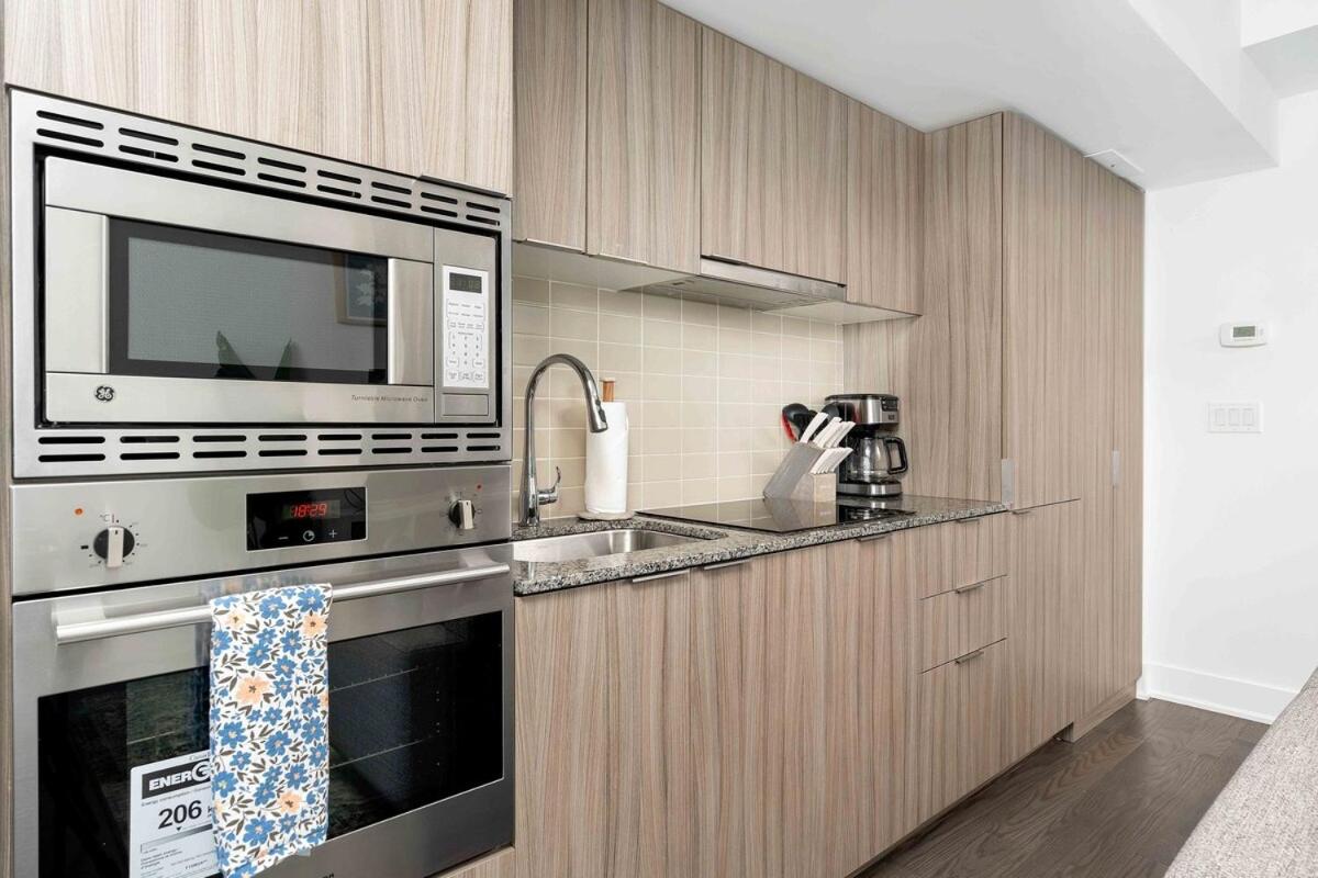 Spacious and Central 1BR in Heart of Downtown
