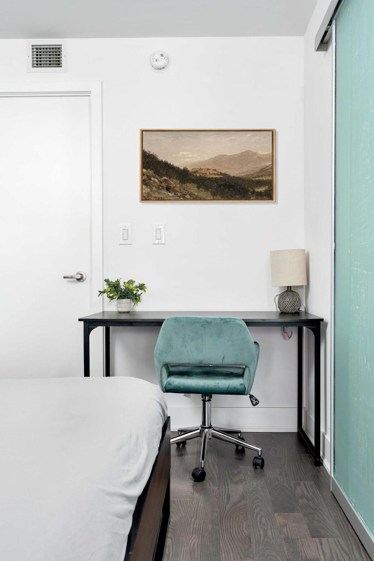 Spacious and Central 1BR in Heart of Downtown