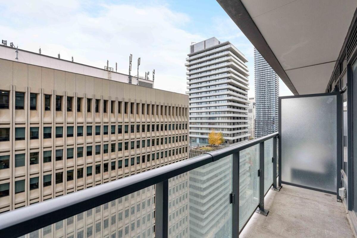 Spacious and Central 1BR in Heart of Downtown