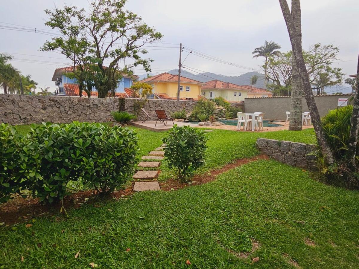 Casa com Piscina em Frente à Praia Grande