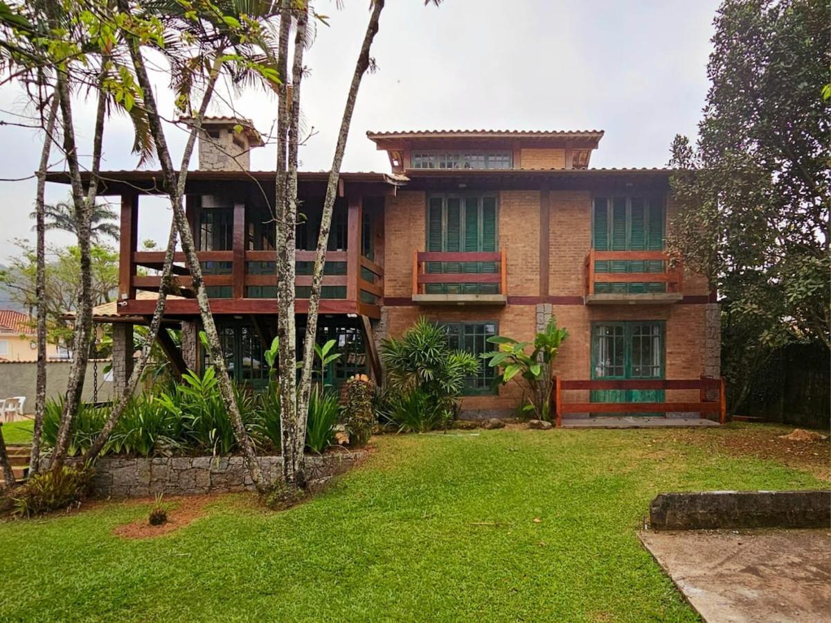 Casa com Piscina em Frente à Praia Grande