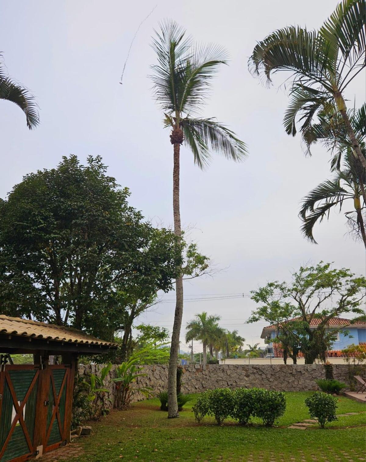 Casa com Piscina em Frente à Praia Grande