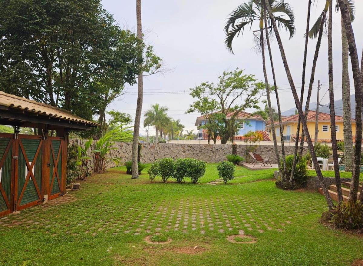 Casa com Piscina em Frente à Praia Grande