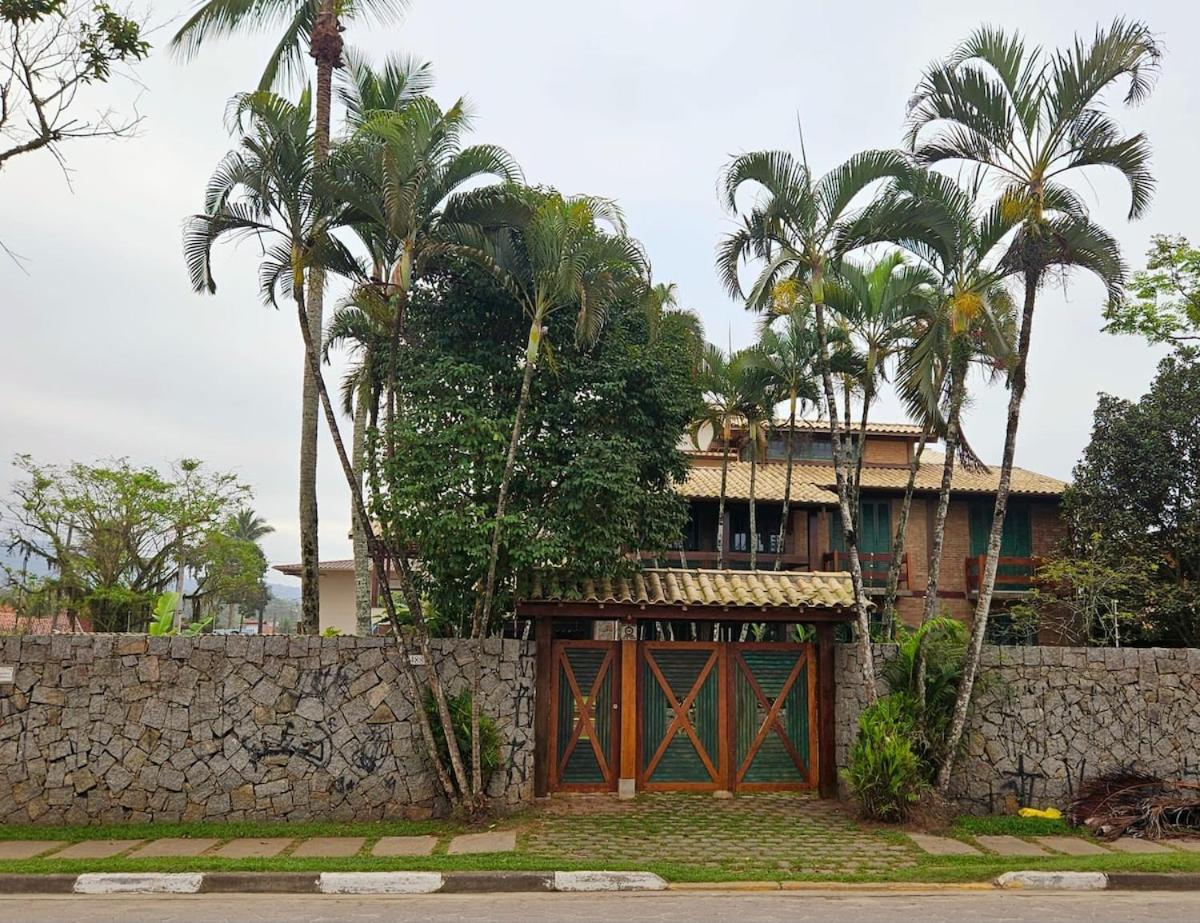 Casa com Piscina em Frente à Praia Grande