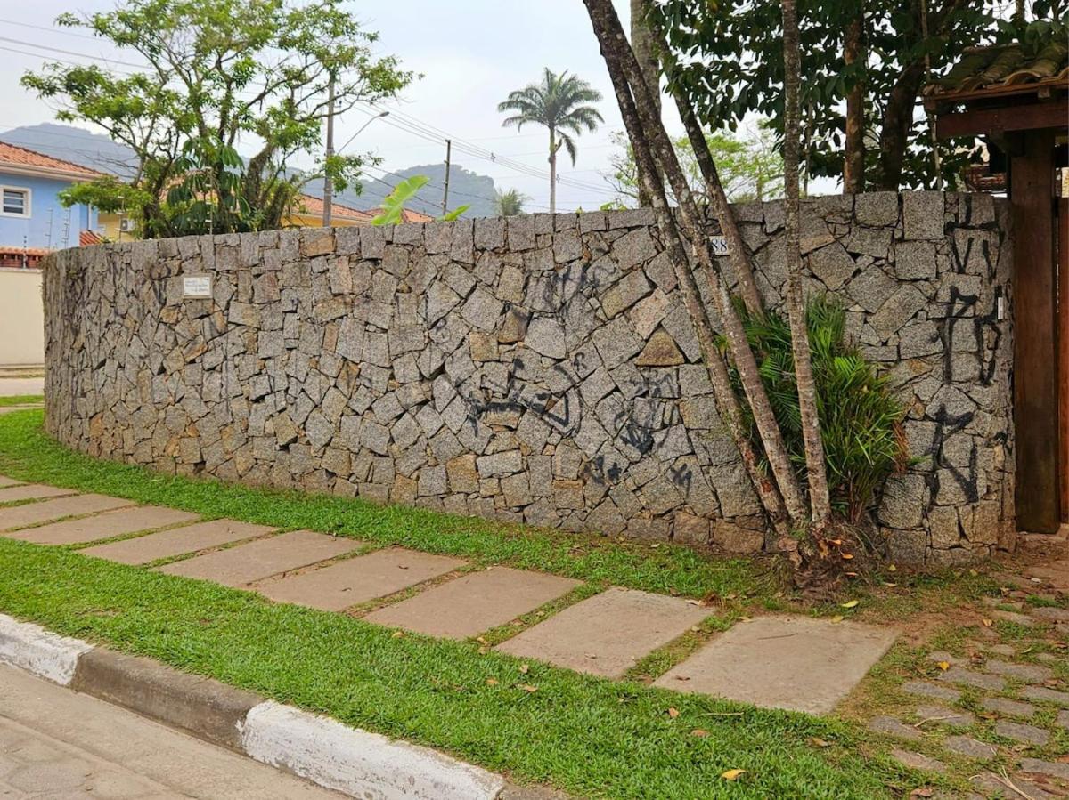 Casa com Piscina em Frente à Praia Grande