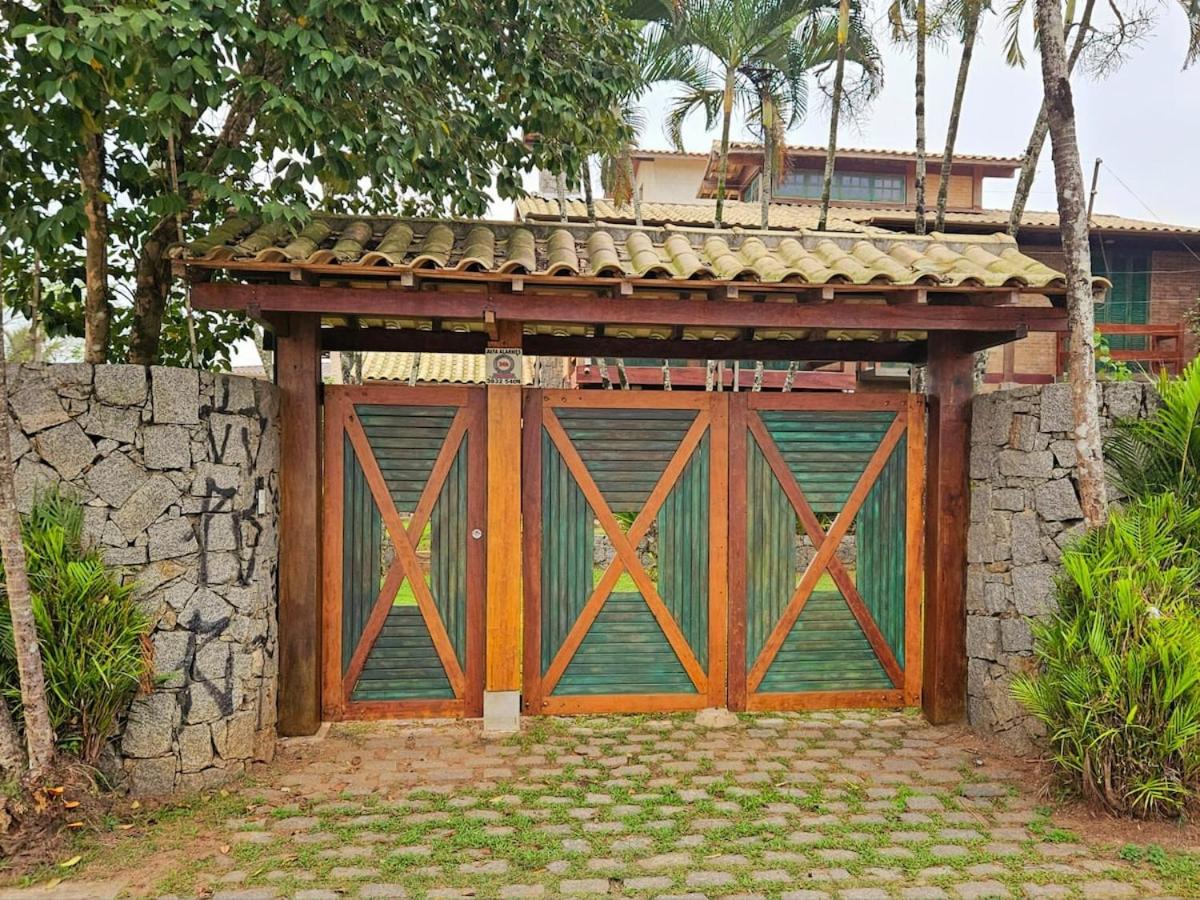 Casa com Piscina em Frente à Praia Grande