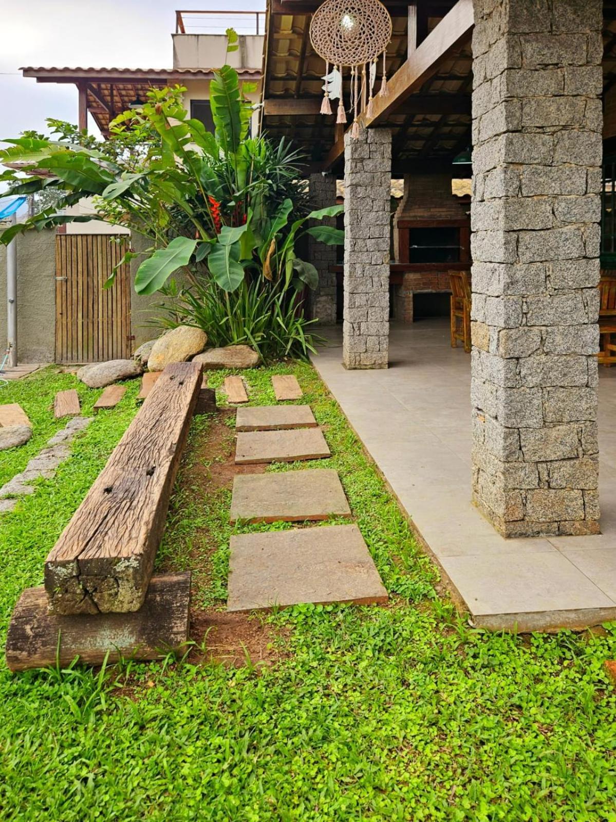Casa com Piscina em Frente à Praia Grande