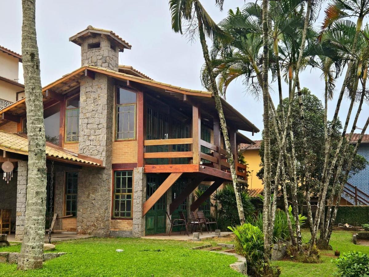 Casa com Piscina em Frente à Praia Grande
