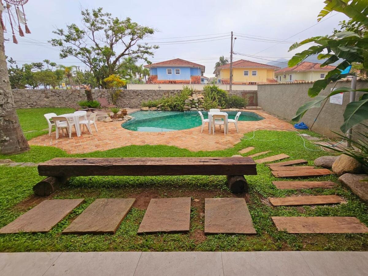 Casa com Piscina em Frente à Praia Grande