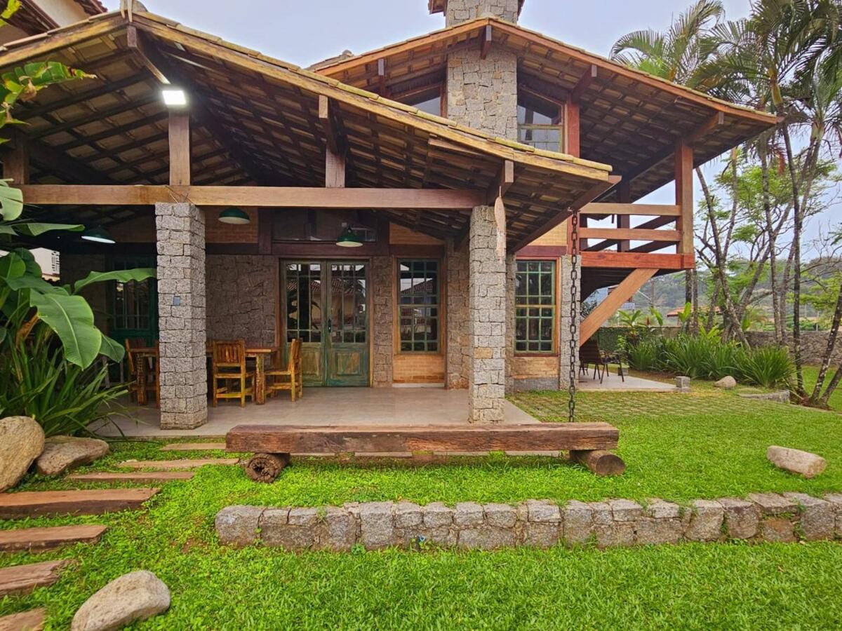 Casa com Piscina em Frente à Praia Grande