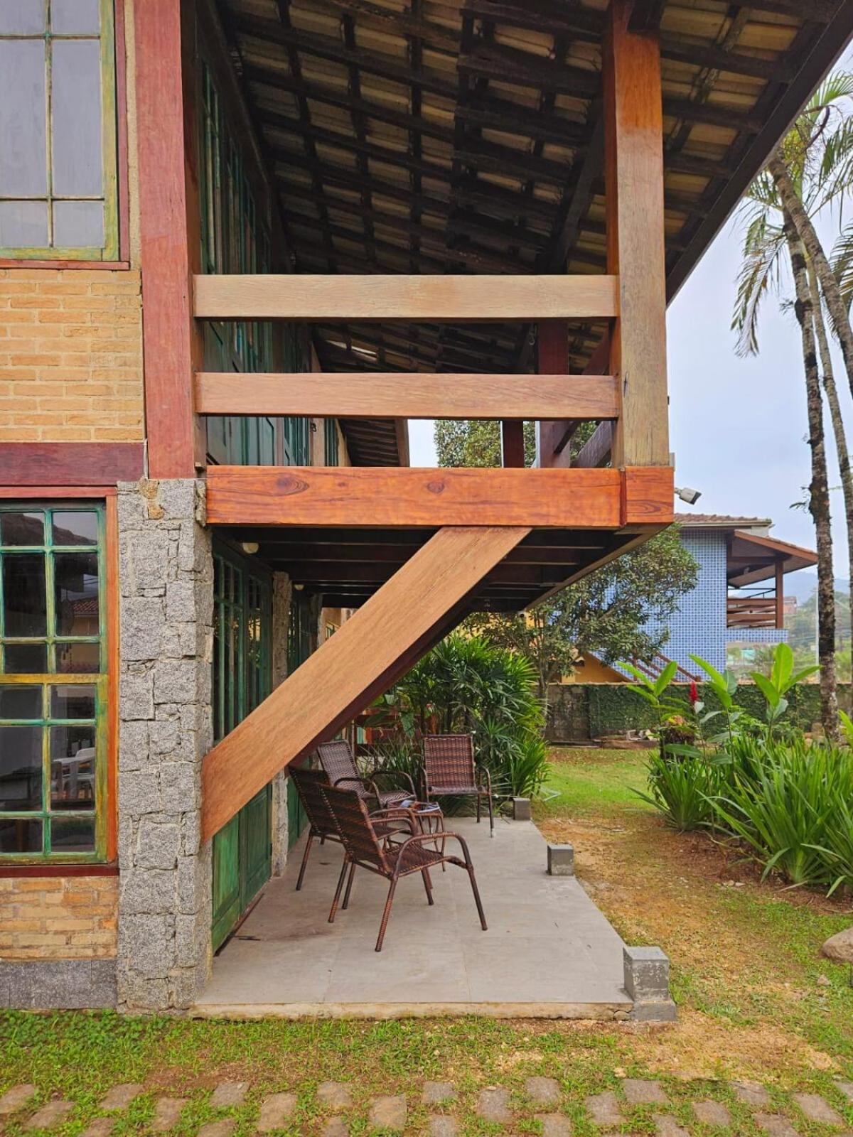 Casa com Piscina em Frente à Praia Grande