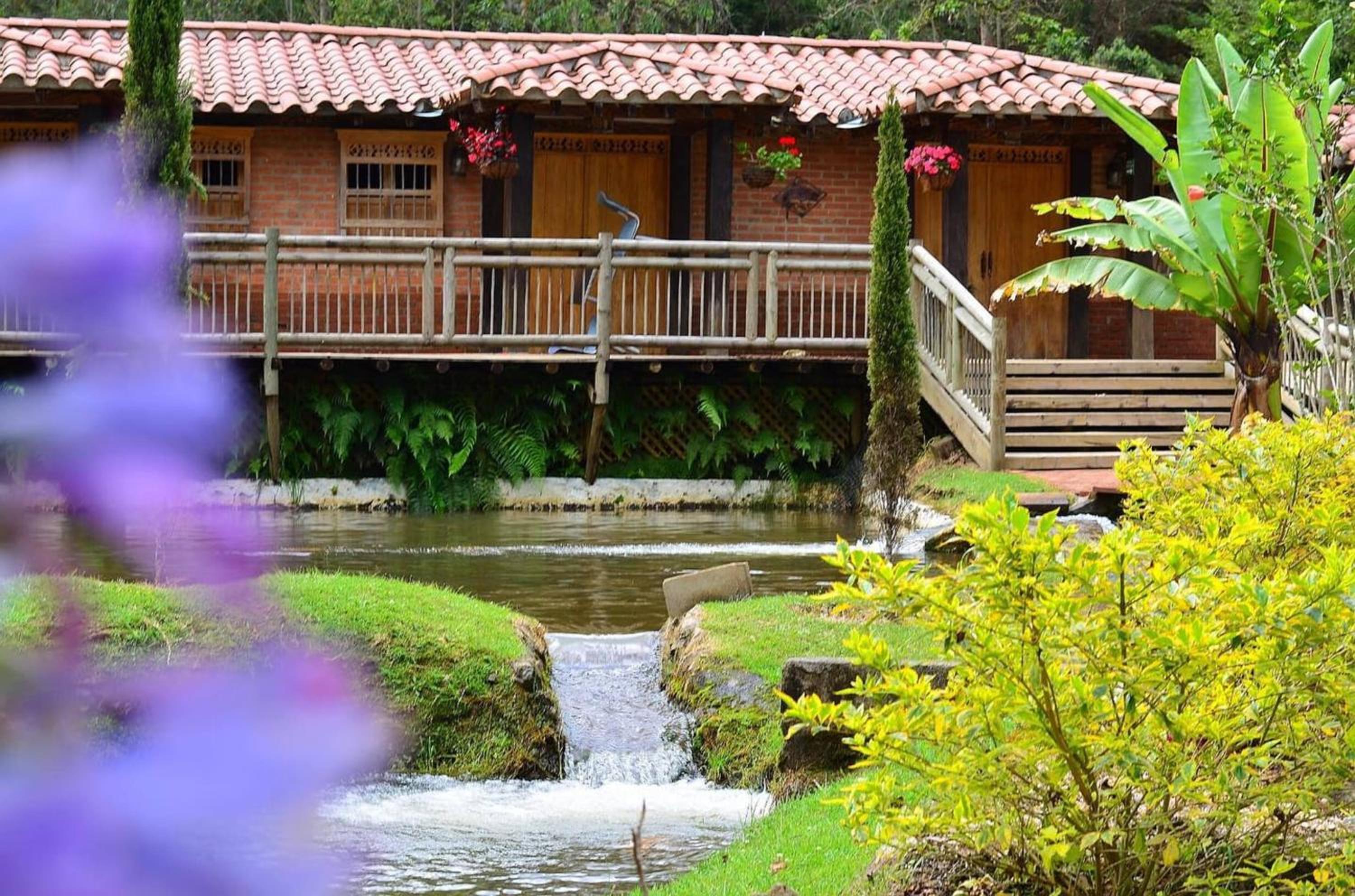 Refugio Natural - Guarne - Cabañas Ecológicas con Jacuzzi e hidromasaje