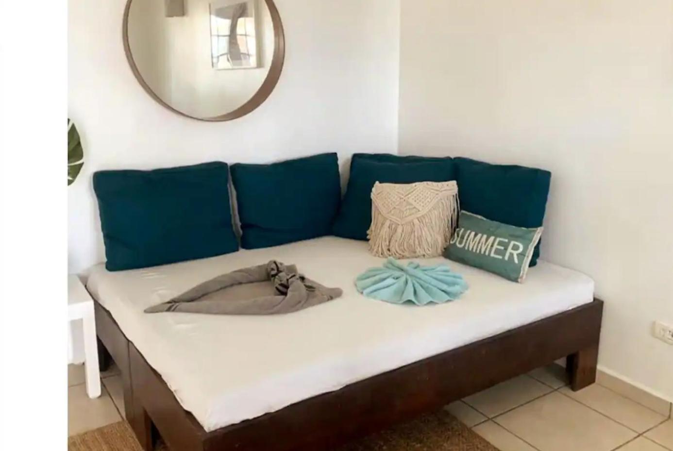Beachfront Unit with Stunning Sunsets and Starlink Internet !