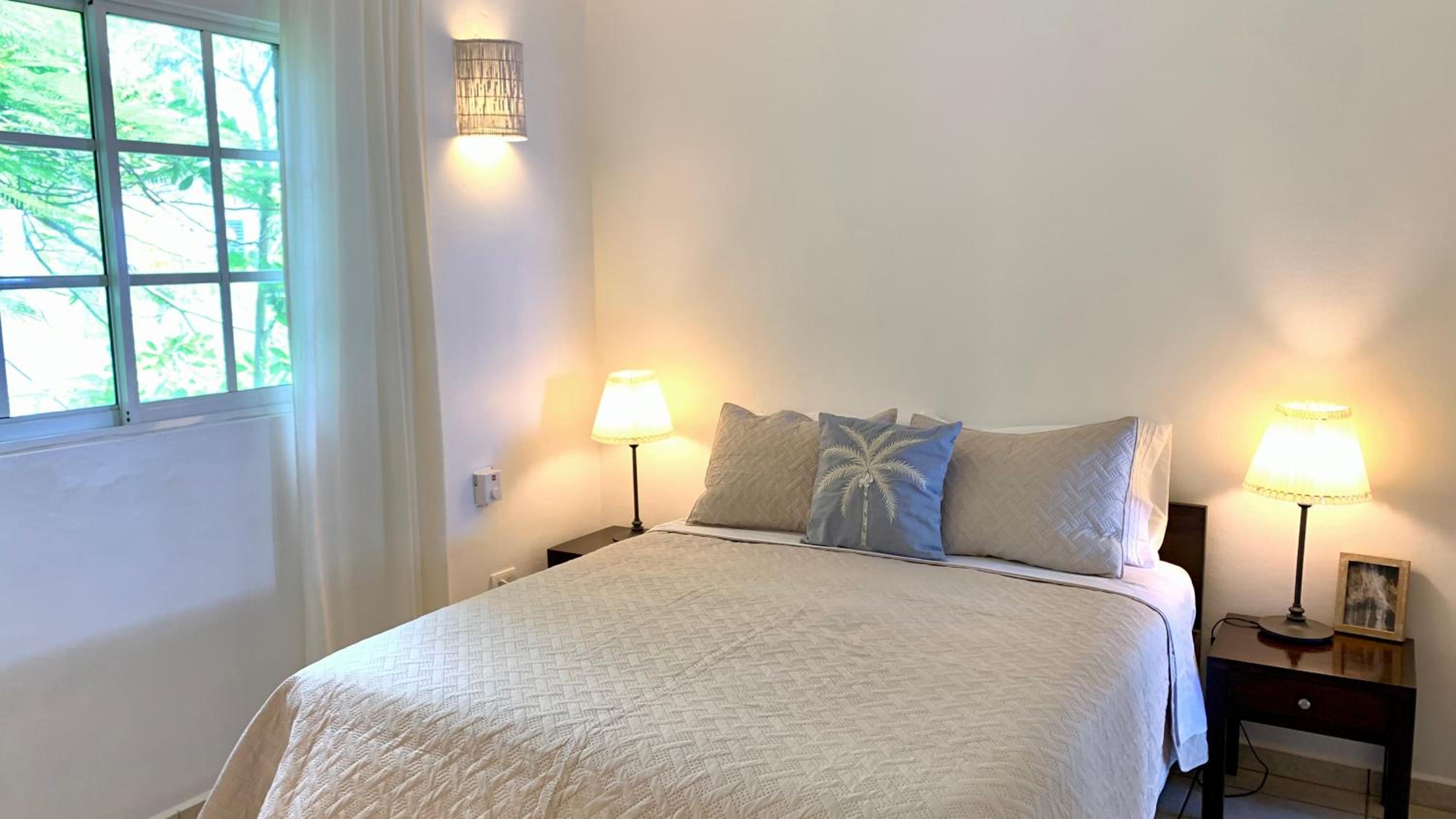 Beachfront Unit with Stunning Sunsets and Starlink Internet !
