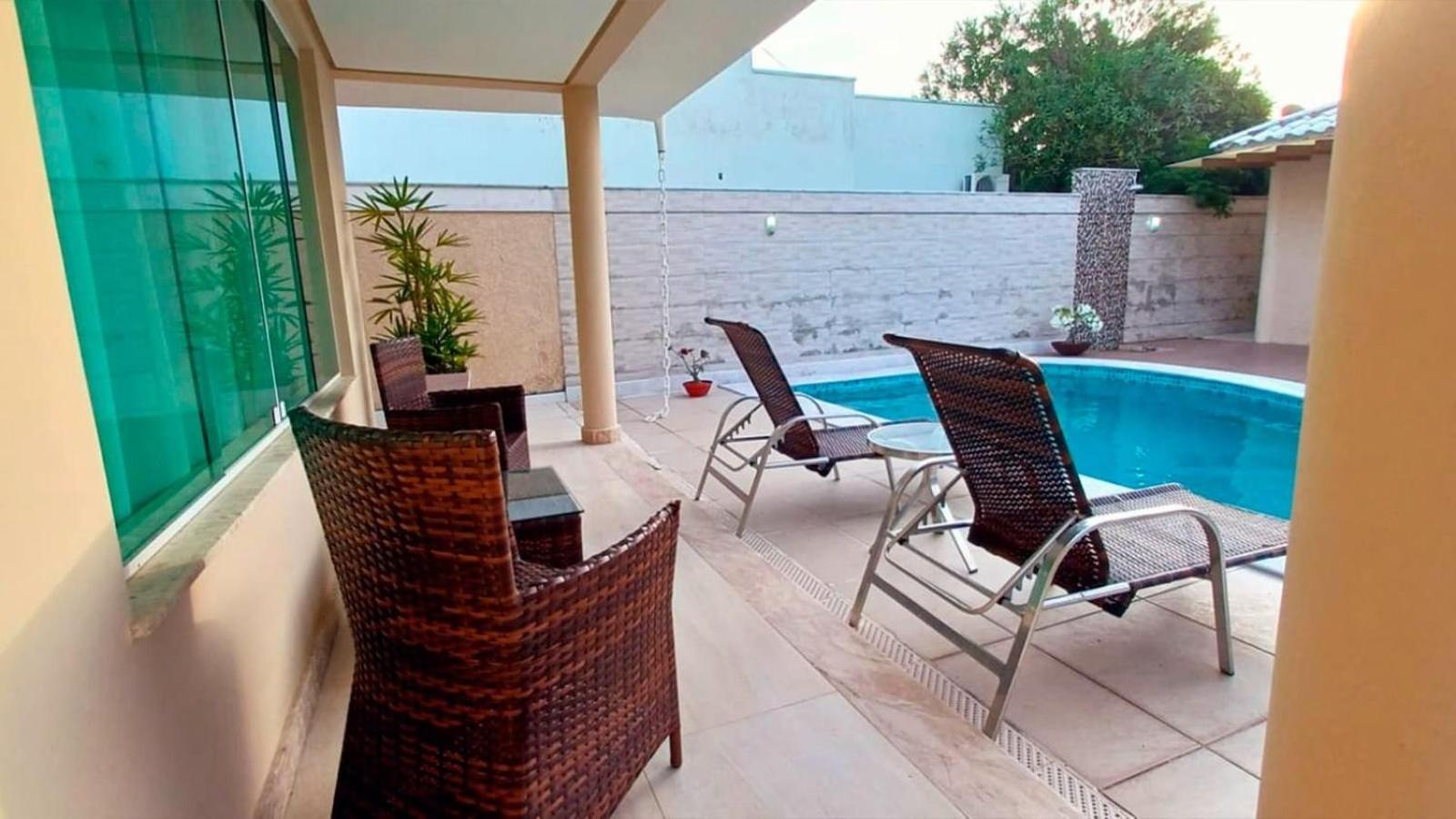 Casa com 5 Quartos e área gourmet em condomínio