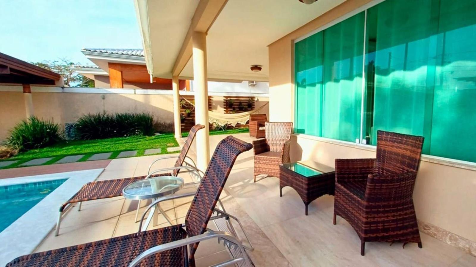 Casa com 5 Quartos e área gourmet em condomínio