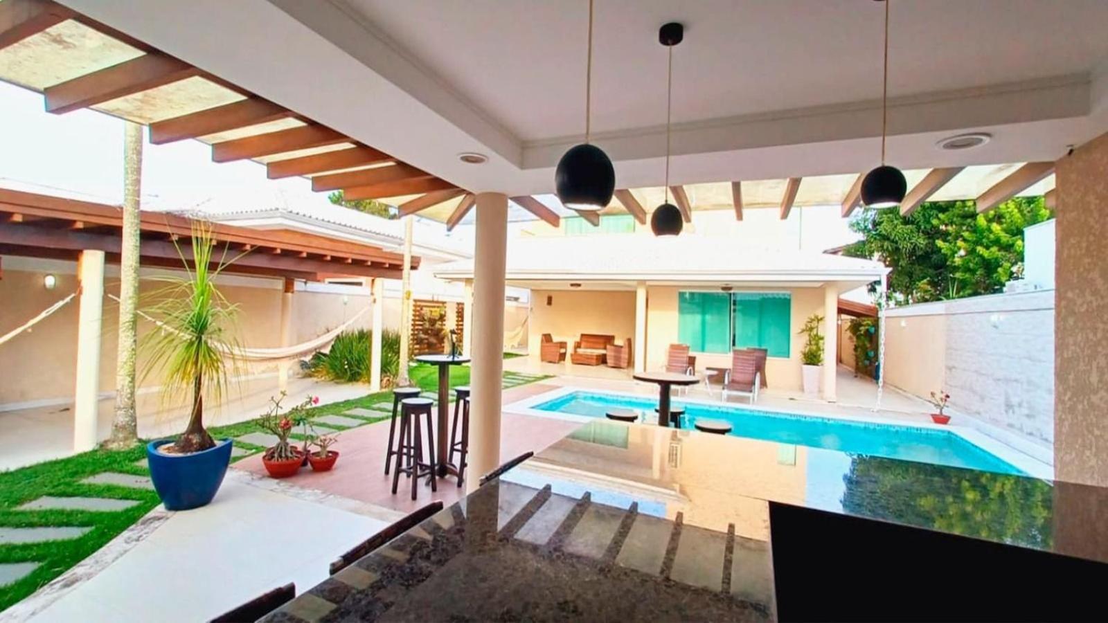 Casa com 5 Quartos e área gourmet em condomínio
