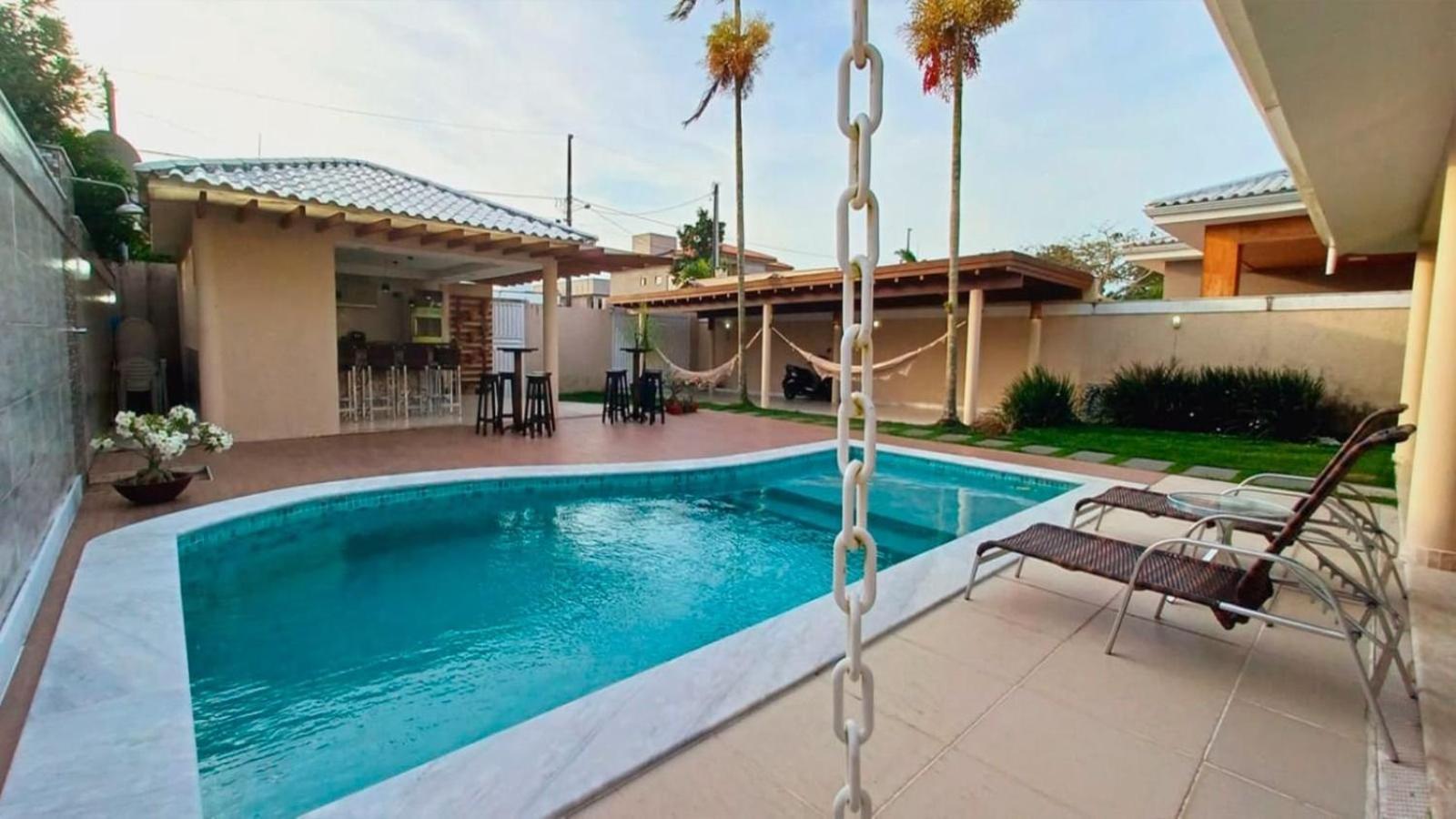 Casa com 5 Quartos e área gourmet em condomínio