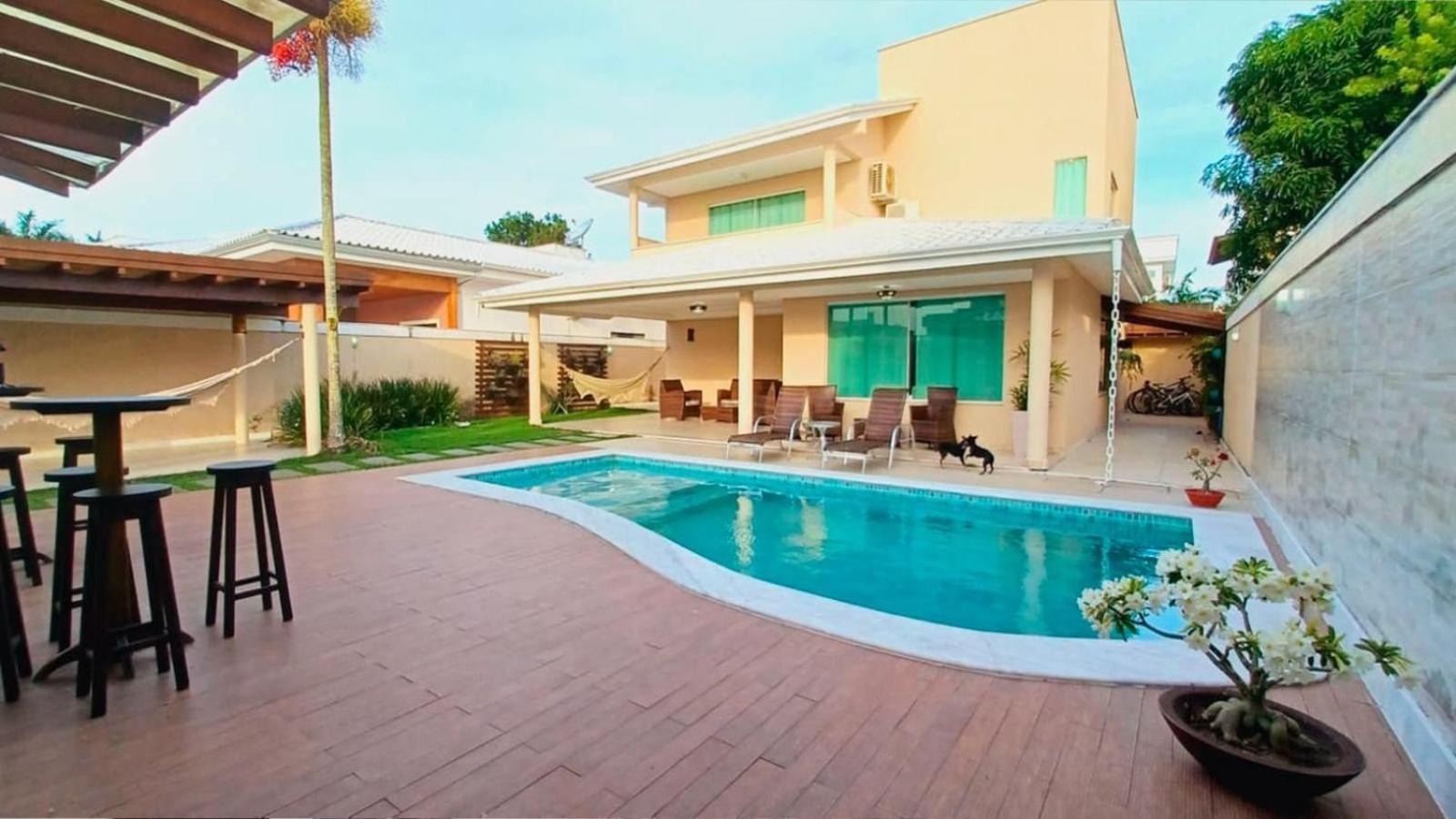Casa com 5 Quartos e área gourmet em condomínio