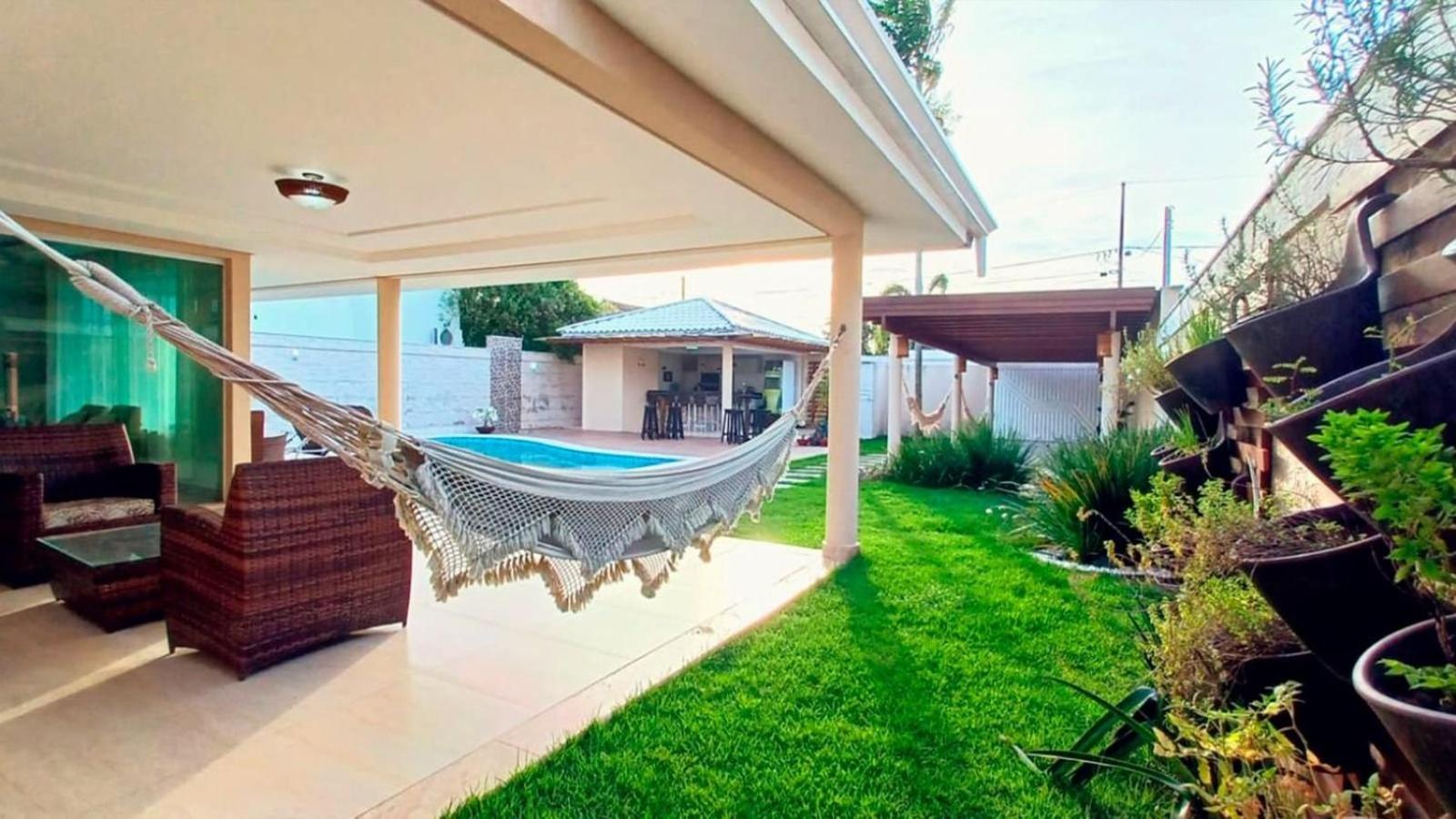 Casa com 5 Quartos e área gourmet em condomínio