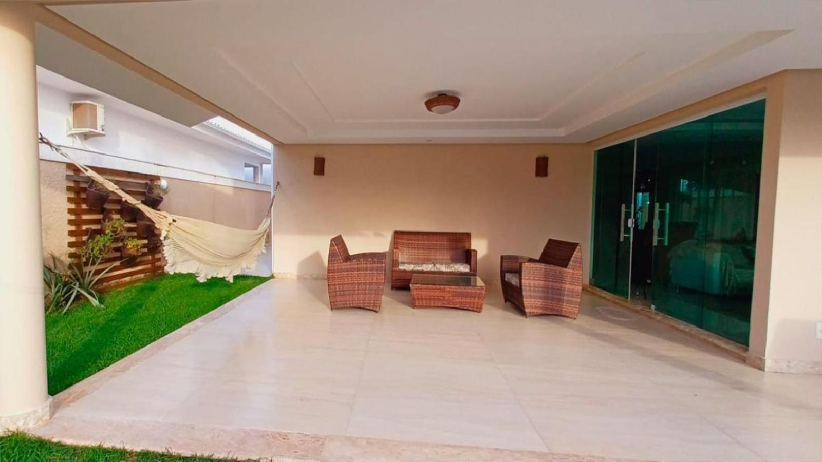 Casa com 5 Quartos e área gourmet em condomínio
