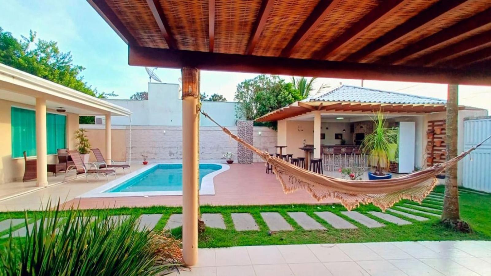 Casa com 5 Quartos e área gourmet em condomínio