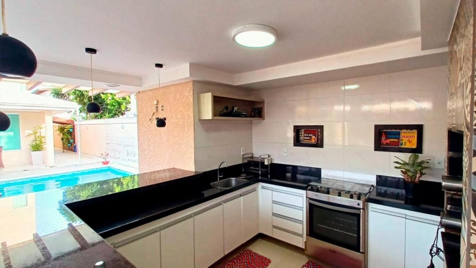 Casa com 5 Quartos e área gourmet em condomínio