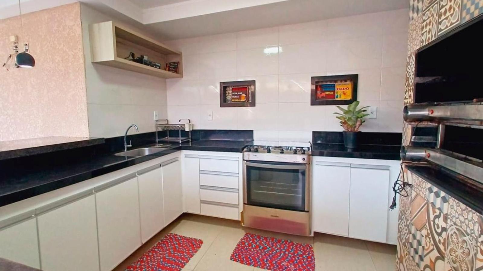 Casa com 5 Quartos e área gourmet em condomínio