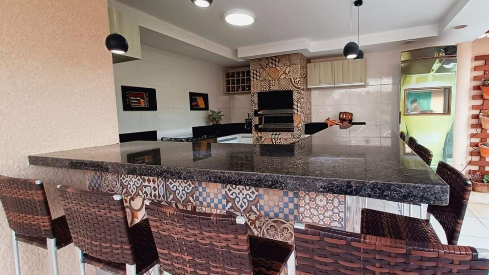 Casa com 5 Quartos e área gourmet em condomínio