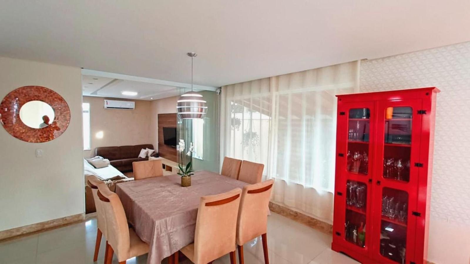 Casa com 5 Quartos e área gourmet em condomínio