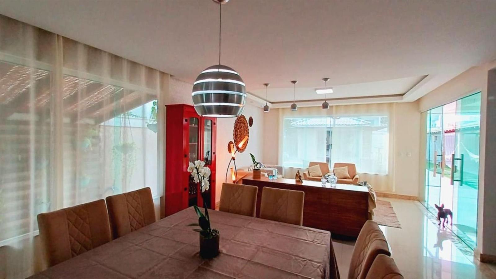 Casa com 5 Quartos e área gourmet em condomínio