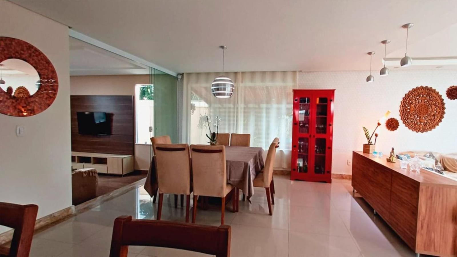 Casa com 5 Quartos e área gourmet em condomínio