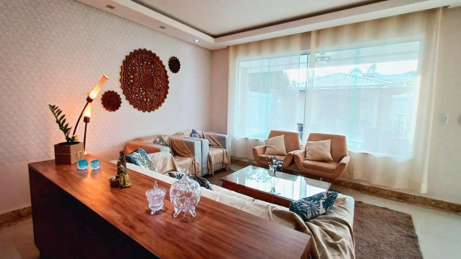 Casa com 5 Quartos e área gourmet em condomínio