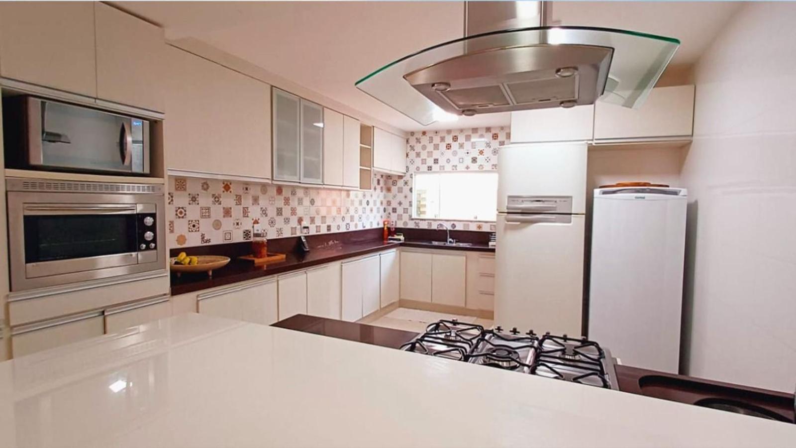 Casa com 5 Quartos e área gourmet em condomínio