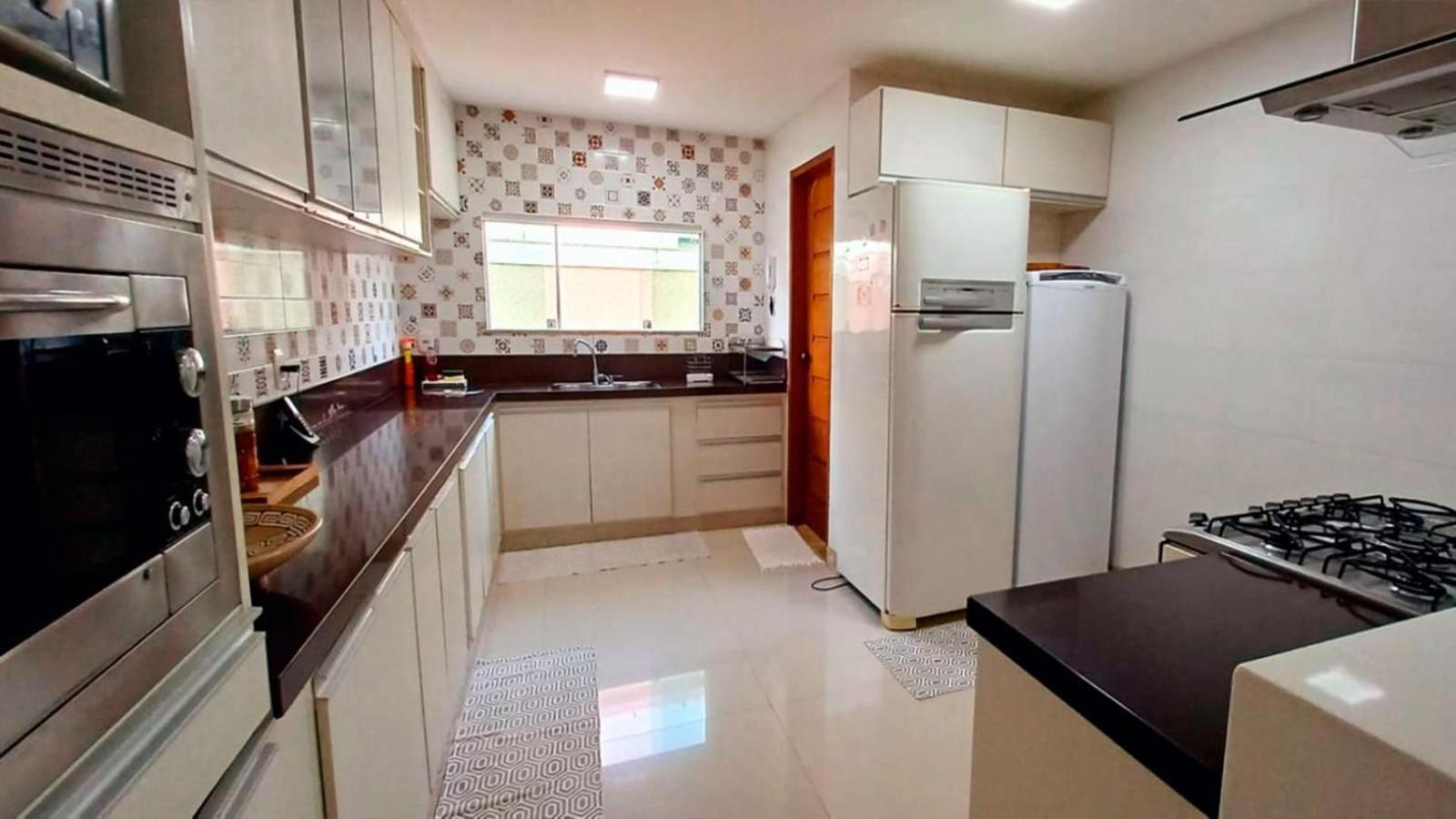 Casa com 5 Quartos e área gourmet em condomínio