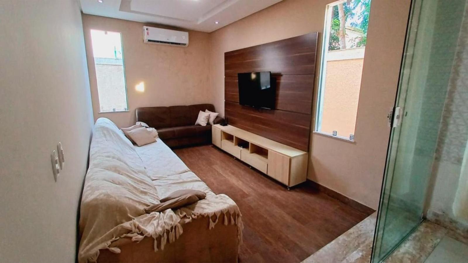 Casa com 5 Quartos e área gourmet em condomínio