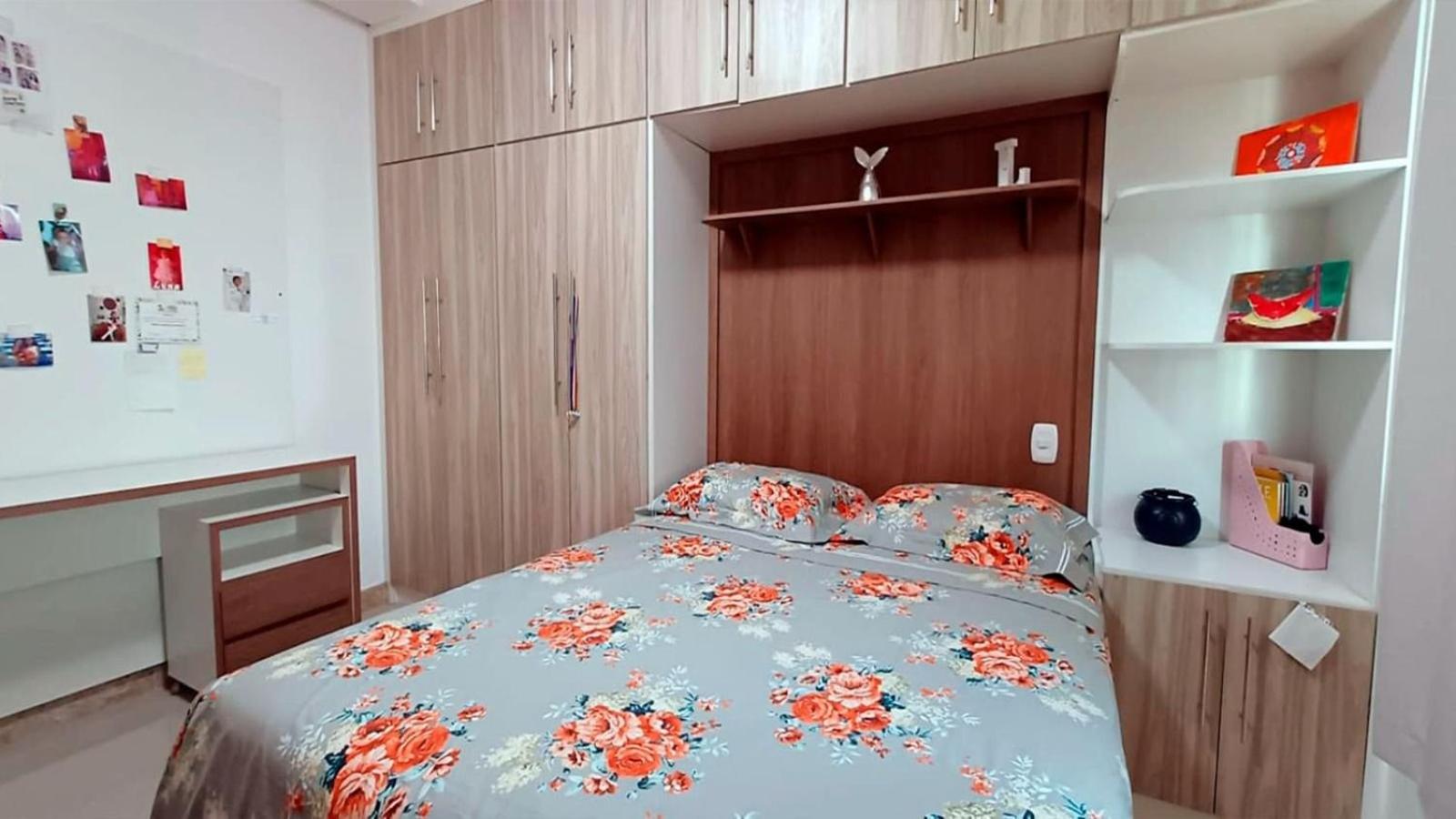 Casa com 5 Quartos e área gourmet em condomínio