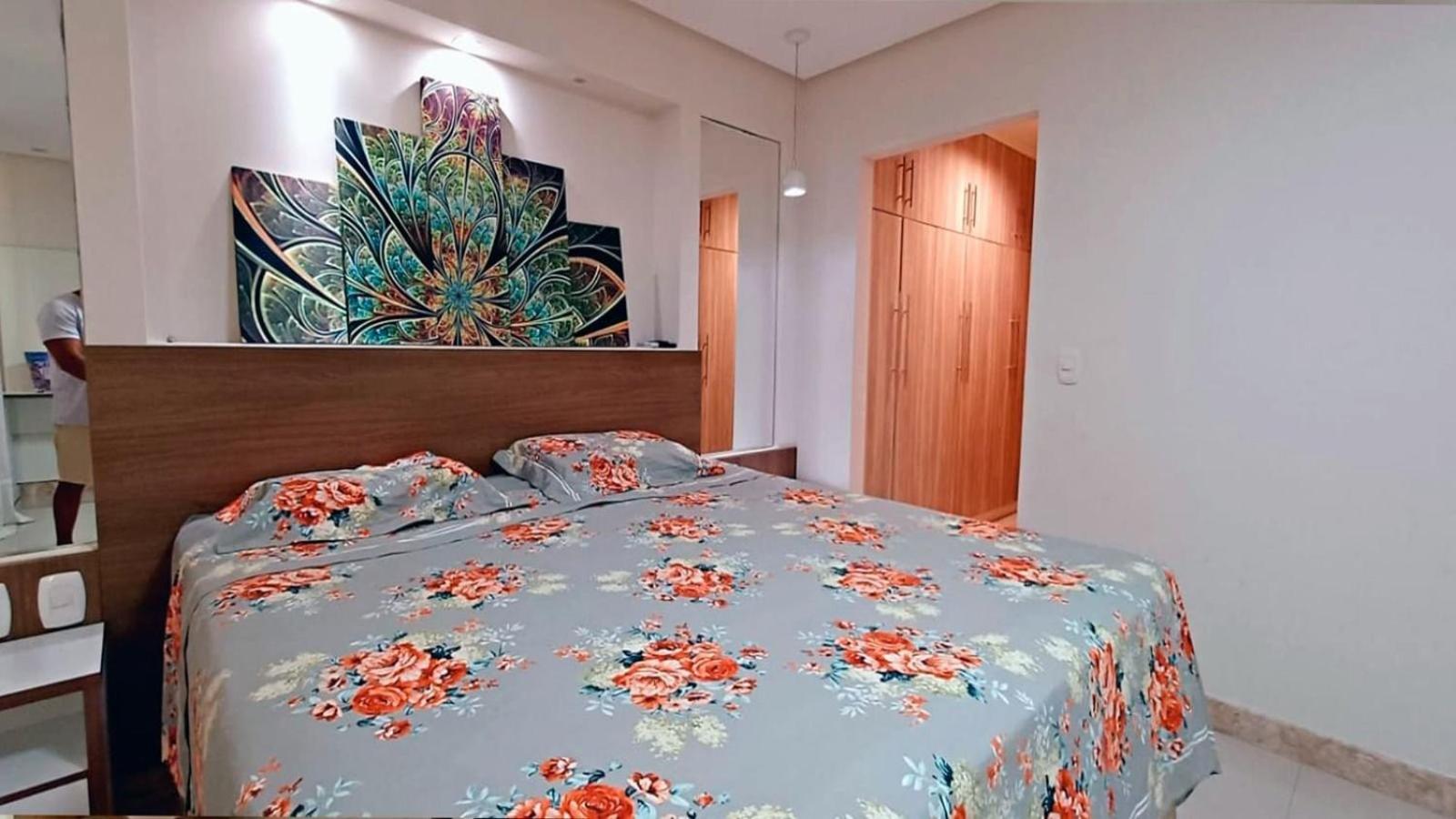 Casa com 5 Quartos e área gourmet em condomínio