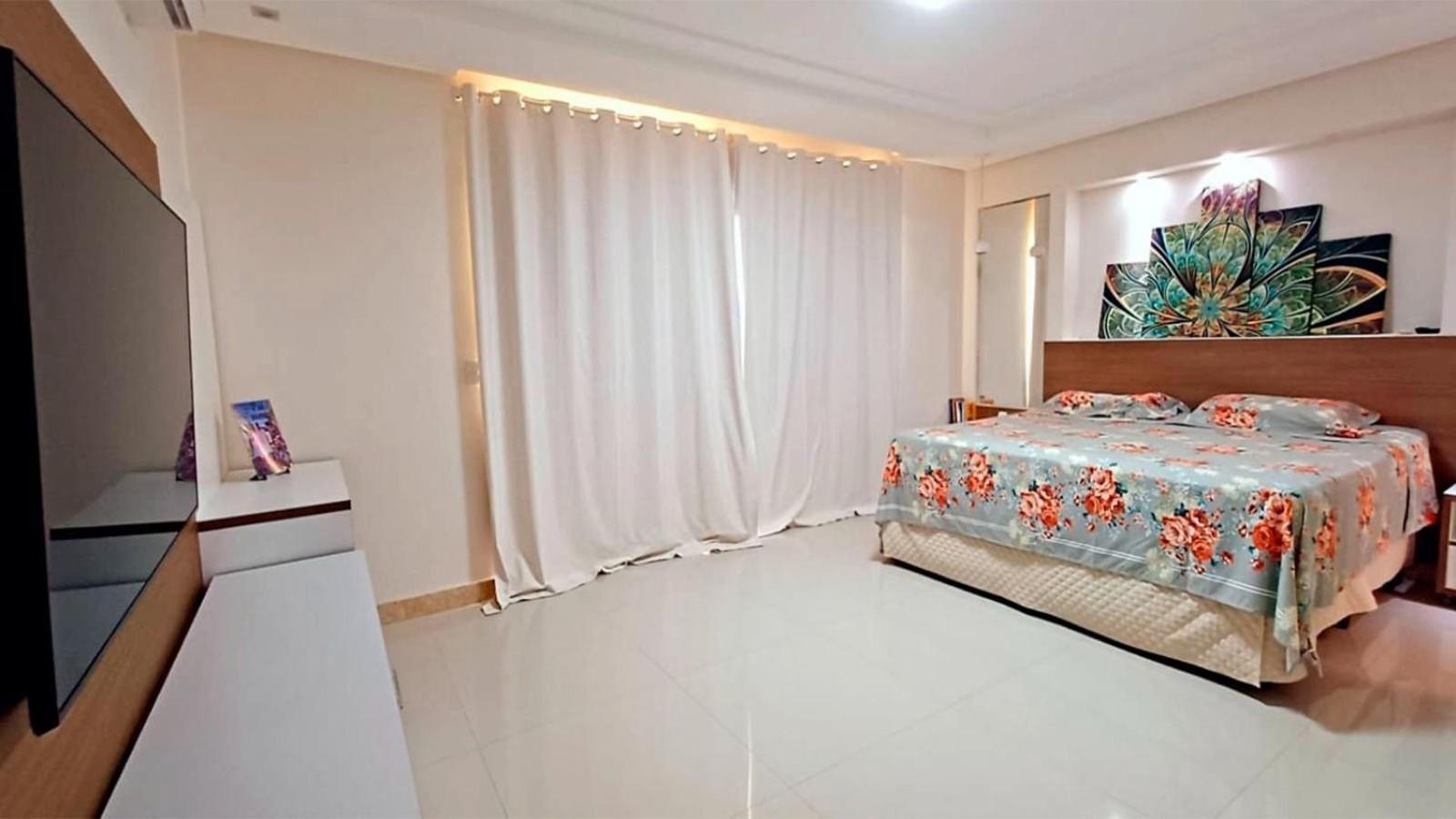 Casa com 5 Quartos e área gourmet em condomínio