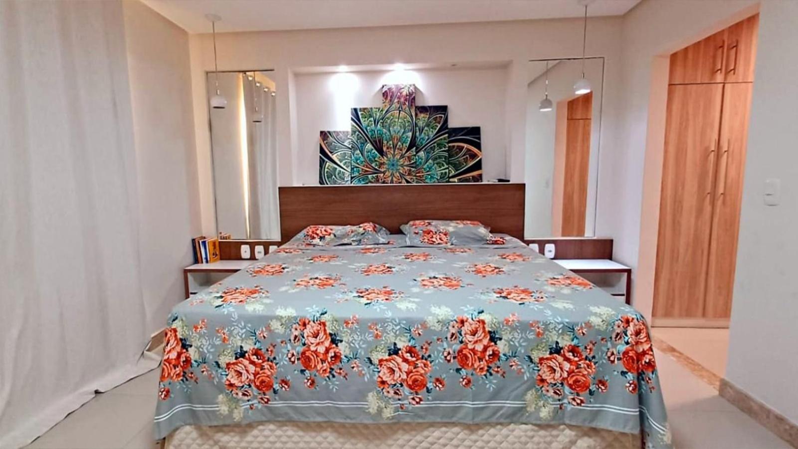 Casa com 5 Quartos e área gourmet em condomínio