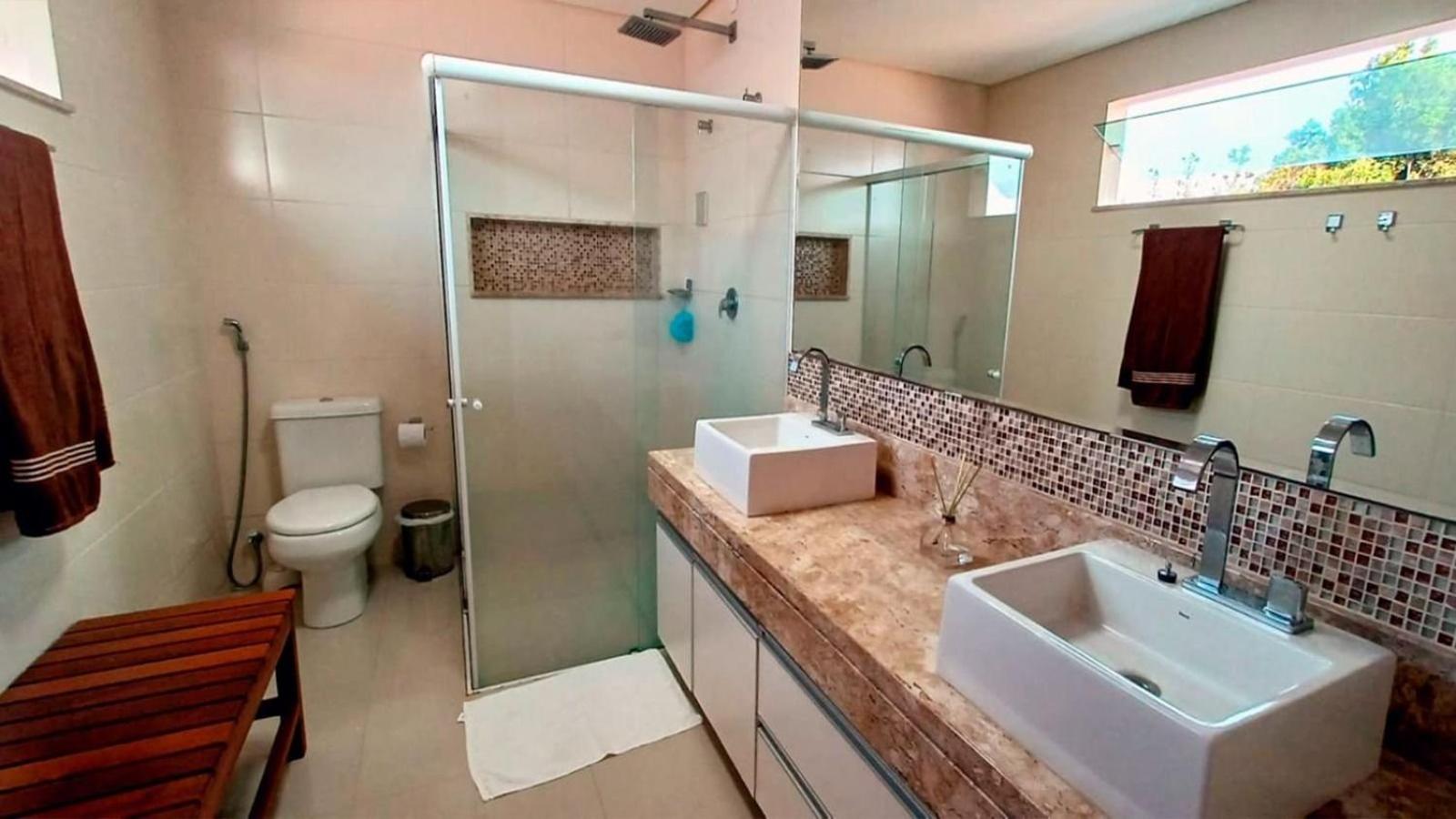 Casa com 5 Quartos e área gourmet em condomínio