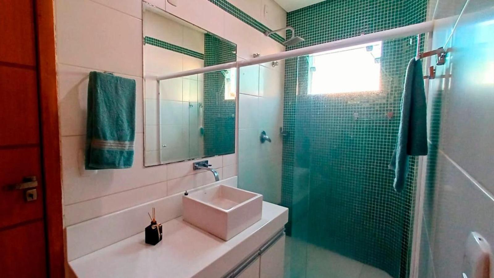 Casa com 5 Quartos e área gourmet em condomínio