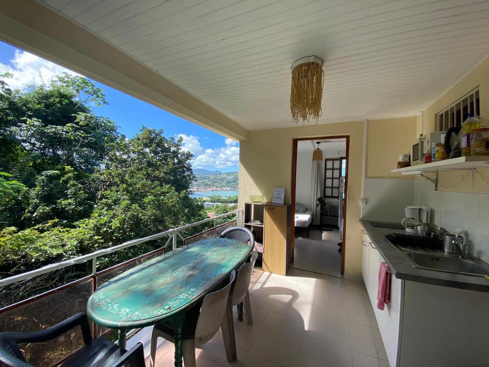 Top Hill Hostel- Martinique- auberge dortoir view 3