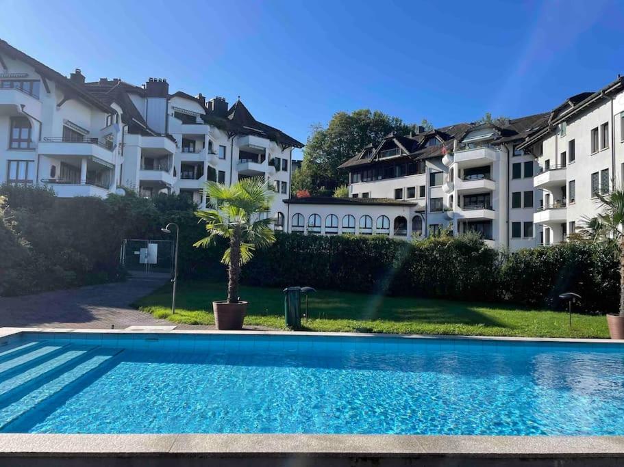 modern lakeside flat with pool access - 80m2