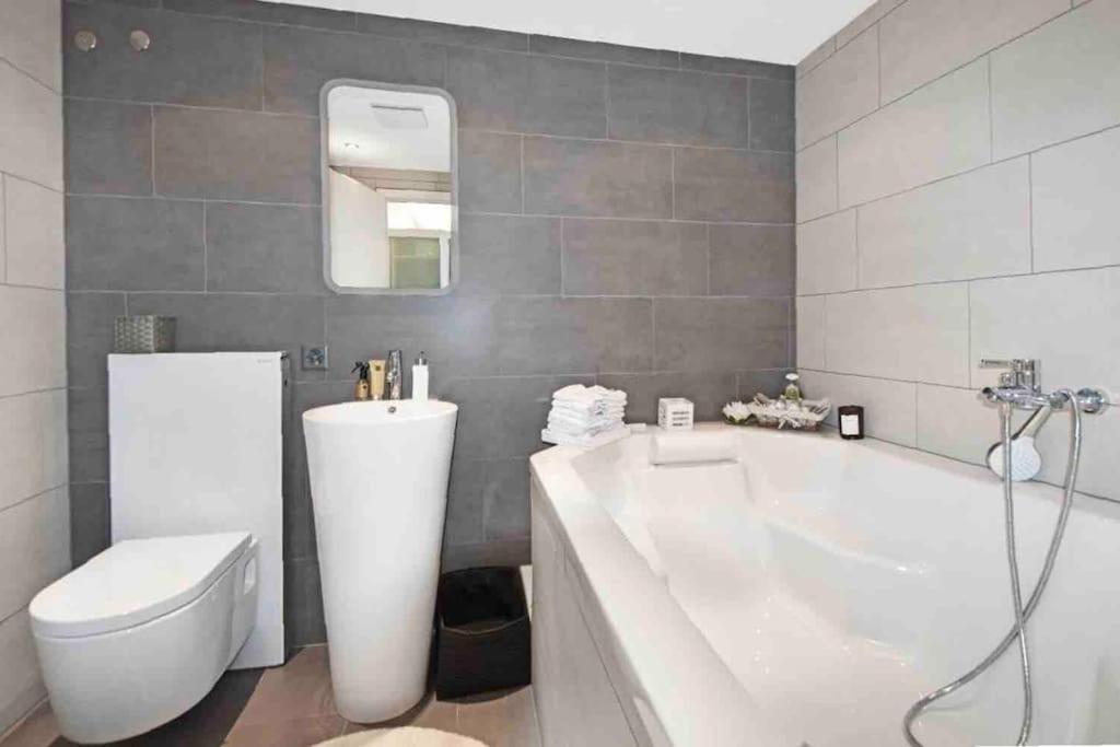 modern lakeside flat with pool access - 80m2