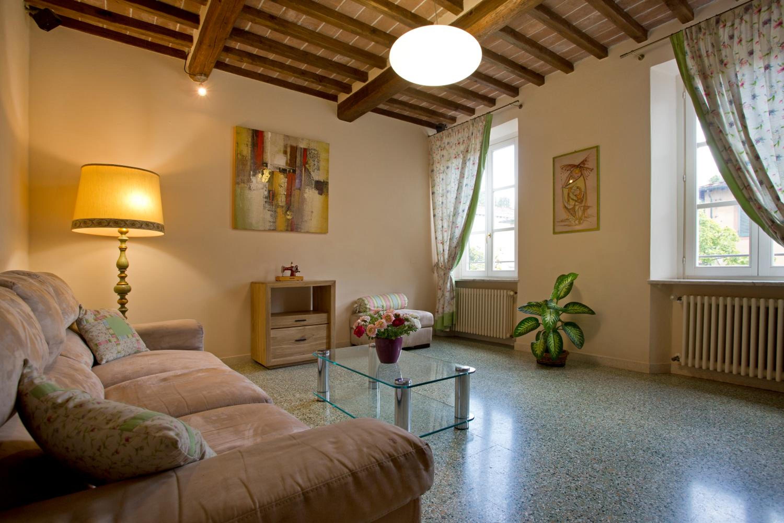 Casa San Girolamo Historic flat with cosy Terrace in Lucca's city Centre view 2